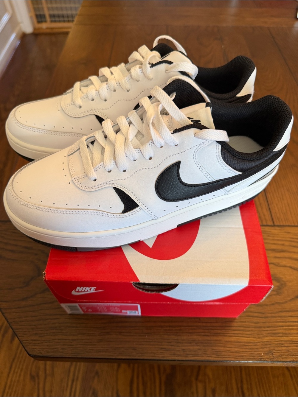 {NEW} Nike Women (9)/Men (7.5) Gamma Force White and Black Low-Top Sneakers